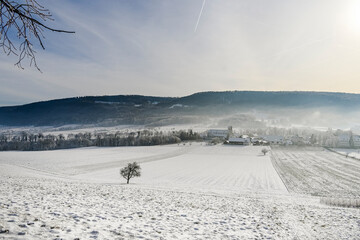 Mariastein, Kloster, Winter, Winterlandschaft, Dorf, Landwirtschaft, Felder, Wanderweg, Klosterkirche, Metzerlen-Mariastein, Schnee, Eis, Nebel, Winterspaziergang, Schweiz