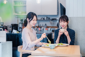 Obraz na płótnie Canvas カフェでランチを食べる若い二人の女性