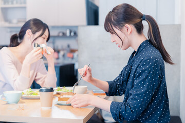 カフェでランチを食べる若い二人の女性