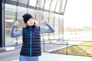 Obraz premium Pretty athletic woman training in the park alone.