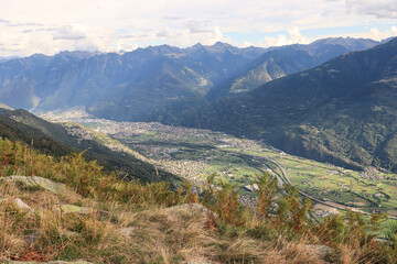 Fototapeta na wymiar Veltlinstal vom Monte Bassetta, Blick auf die Bergamasker Alpen