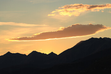 Silhouette der Südlichen Lepontinischen Alpen über dem Comer See