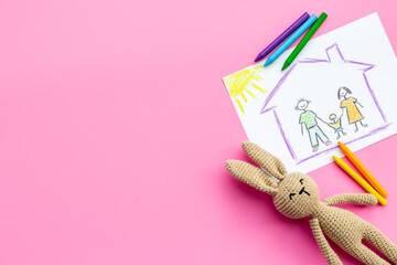 Kiddie stily picture og family at home. Mortgage concept