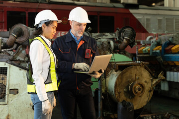 chief engineer Check the work of the workers in the old factory to rehearse the engine...