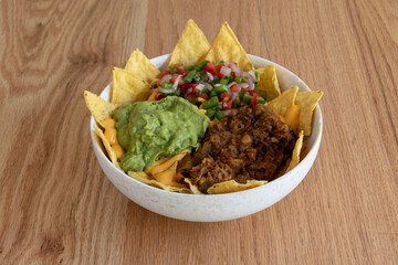 Nachos con carne mechada y salsa de guacamole
