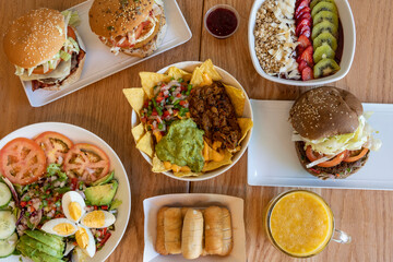Mesa con un banquete de diferentes platos de comida