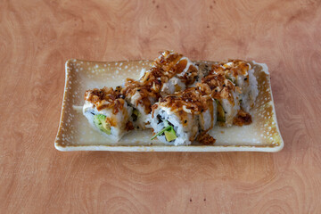 Plato variado de diferentes tipos de Uramaki 