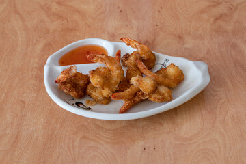 Plato de gambas fritas. Comida China. 