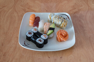 Plato variado de diferentes tipos de Uramaki 