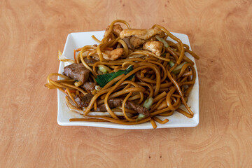 Tallarines tres delicias. Comida China