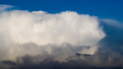 Fototapeta na wymiar Vue rapprochée d'un cumulonimbus lointain, dans un ciel de traîne hivernale