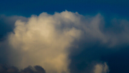 Naklejka na ściany i meble Vue rapprochée d'un cumulonimbus lointain, dans un ciel de traîne hivernale