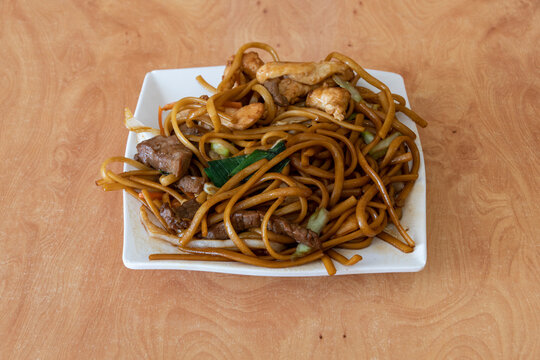Tallarines tres delicias. Comida China