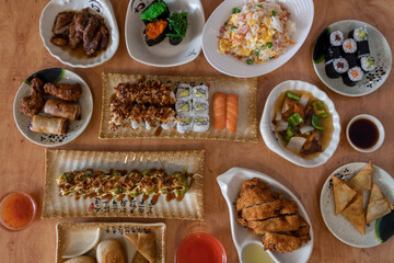 Mesa con diferentes platos de comida china.
