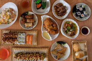 Mesa con diferentes platos de comida china.