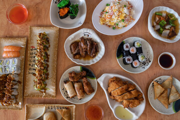 Mesa con diferentes platos de comida china.