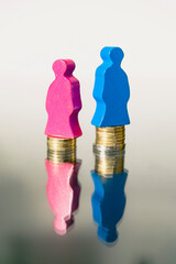 Gender pay gap mit Spielsteinen auf Münzen