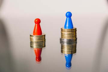 Gender pay gap mit Spielsteinen auf Münzen