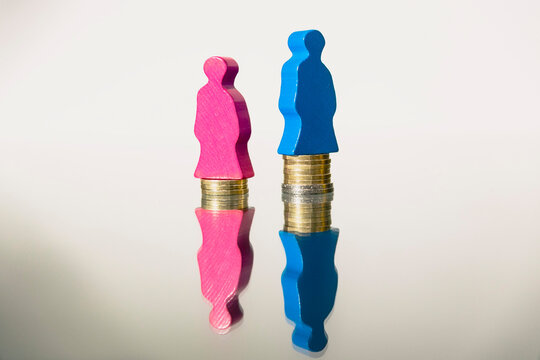 Gender pay gap mit Spielsteinen auf M&uuml;nzen