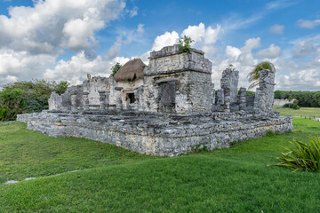Fototapeta na wymiar Mayan ruins of Tulum, Quintana Roo, Mexico. Tropical coast of Carribean sea