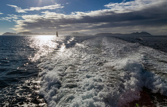Bonito paisaje marino desde la popa del barco de pasajes volviendo de las islas Cíes a Vigo. Galicia, España.