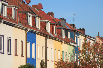 Bunte Häuserzeile, Reihenhäuser, Wohngebäude