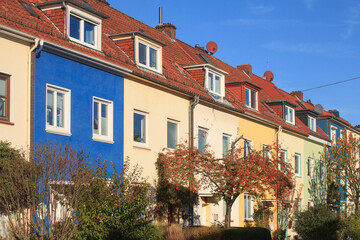 Fototapeta premium Bunte Häuserzeile, Reihenhäuser, Wohngebäude
