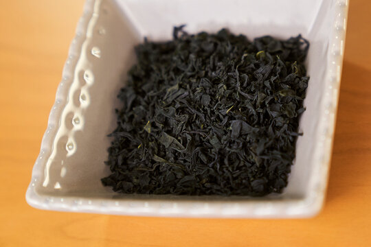 Wakame seaweed provides beta-carotene and fucoxanthin, antioxidants high in iodine and vitamin