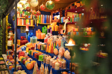 Obraz na płótnie Canvas Weihnachtsmarkt - Kerzenstand mit verschiedene Kerzen