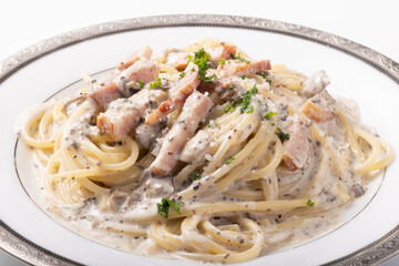 ブラウンマッシュルームとベーコンのトリュフソースのクリームパスタ
