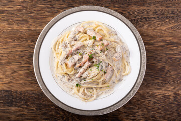 ブラウンマッシュルームとベーコンのトリュフソースのクリームパスタ