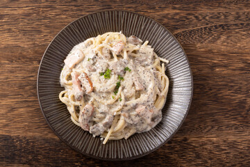 ブラウンマッシュルームとベーコンのトリュフソースのクリームパスタ