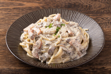 ブラウンマッシュルームとベーコンのトリュフソースのクリームパスタ