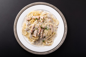 ブラウンマッシュルームとベーコンのトリュフソースのクリームパスタ