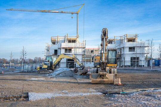 Baustelle auf Neubaugebiet mit Baukran und Baumaschinen