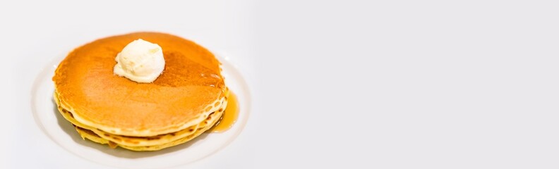 シロップ が たっぷりかかった パンケーキ 【 朝食 の イメージ 】