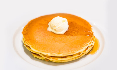 シロップ が たっぷりかかった パンケーキ 【 朝食 の イメージ 】