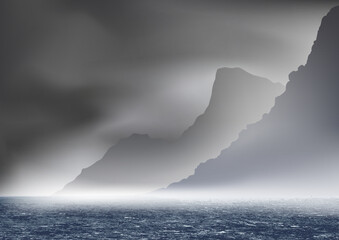 Paysage sauvage montrant les côtes découpées d’un fjord de Norvège en pleine tempête, avec un ciel menaçant et de la brume entre la mer et les montagnes.