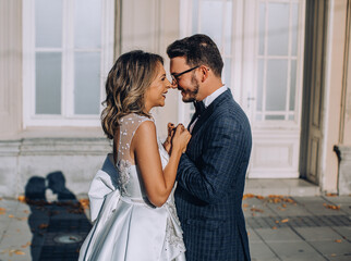 bride and groom in front of city hall
