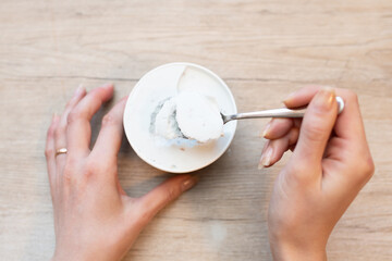 アイスクリームを食べる女性の手