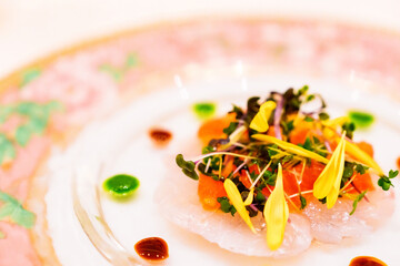 彩り豊かに盛り付けられた カルパッチョ 【 洋食 の イメージ 】