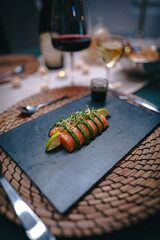 Repas composé d'une assiette de sashimi de saumon, avec avocats, dressé sur une assiette en...
