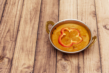 Chicken curry is a dish that originated in India and from there it spread to the rest of the world, this because in India chicken, goats and lamb are the only three animal proteins consumed