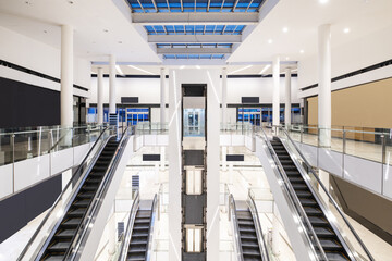 Obraz premium Several escalators and elevator of a shopping center