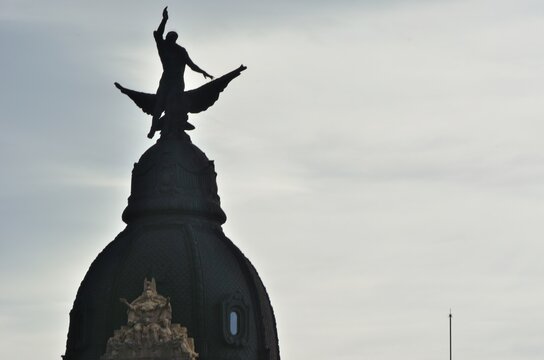 cupula que representa el ave fenix en un edificio de Bilbao