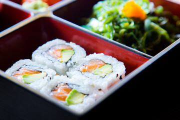 Uramaki with salmon. In the same way it is a rolled sushi, only that the external layer is sushi rice and the internal one is nori seaweed.