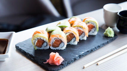 Uramaki with salmon. In the same way it is a rolled sushi, only that the external layer is sushi rice and the internal one is nori seaweed.