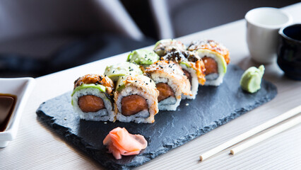 Uramaki with salmon. In the same way it is a rolled sushi, only that the external layer is sushi rice and the internal one is nori seaweed.