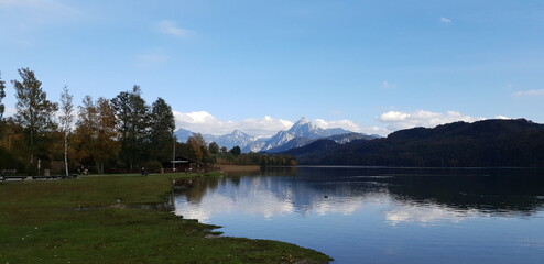 Fototapeta na wymiar Kleiner See vor den Allgäuer Alpen