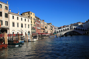 Grand Canal , rives et pont du Rialto